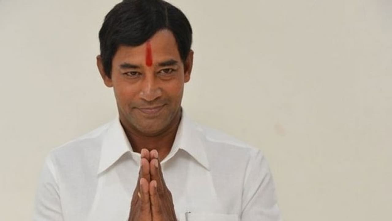 'కేసీఆర్' బయోపిక్ కు కష్టాలే కష్టాలు! 'కేసీఆర్' బయోపిక్ కు కష్టాలే కష్టాలు!