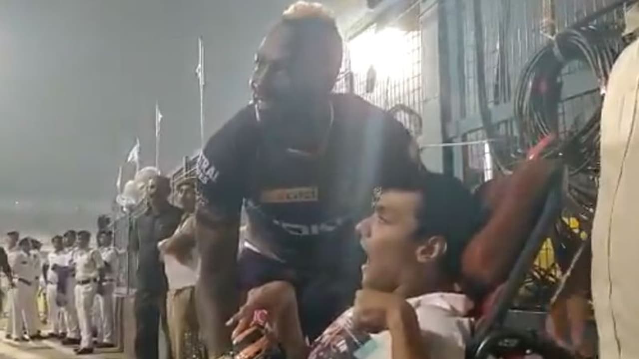 ಪಂದ್ಯಶ್ರೇಷ್ಠ ಪ್ರಶಸ್ತಿಯನ್ನು ವಿಶೇಷ ಅಭಿಮಾನಿಗೆ ನೀಡಿದ ರಸೆಲ್! ಪಂದ್ಯಶ್ರೇಷ್ಠ ಪ್ರಶಸ್ತಿಯನ್ನು ವಿಶೇಷ ಅಭಿಮಾನಿಗೆ ನೀಡಿದ ರಸೆಲ್!