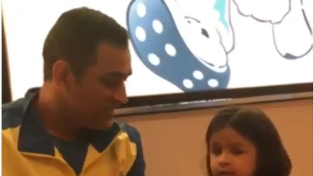 6 ಭಾಷೆಯಲ್ಲಿ ಧೋನಿ ಪುತ್ರಿ ಝಿವಾ ಮಾತುಕತೆ ವೈರಲ್ ಆಯ್ತು ವೀಡಿಯೋ! 6 ಭಾಷೆಯಲ್ಲಿ ಧೋನಿ ಪುತ್ರಿ ಝಿವಾ ಮಾತುಕತೆ ವೈರಲ್ ಆಯ್ತು ವೀಡಿಯೋ!