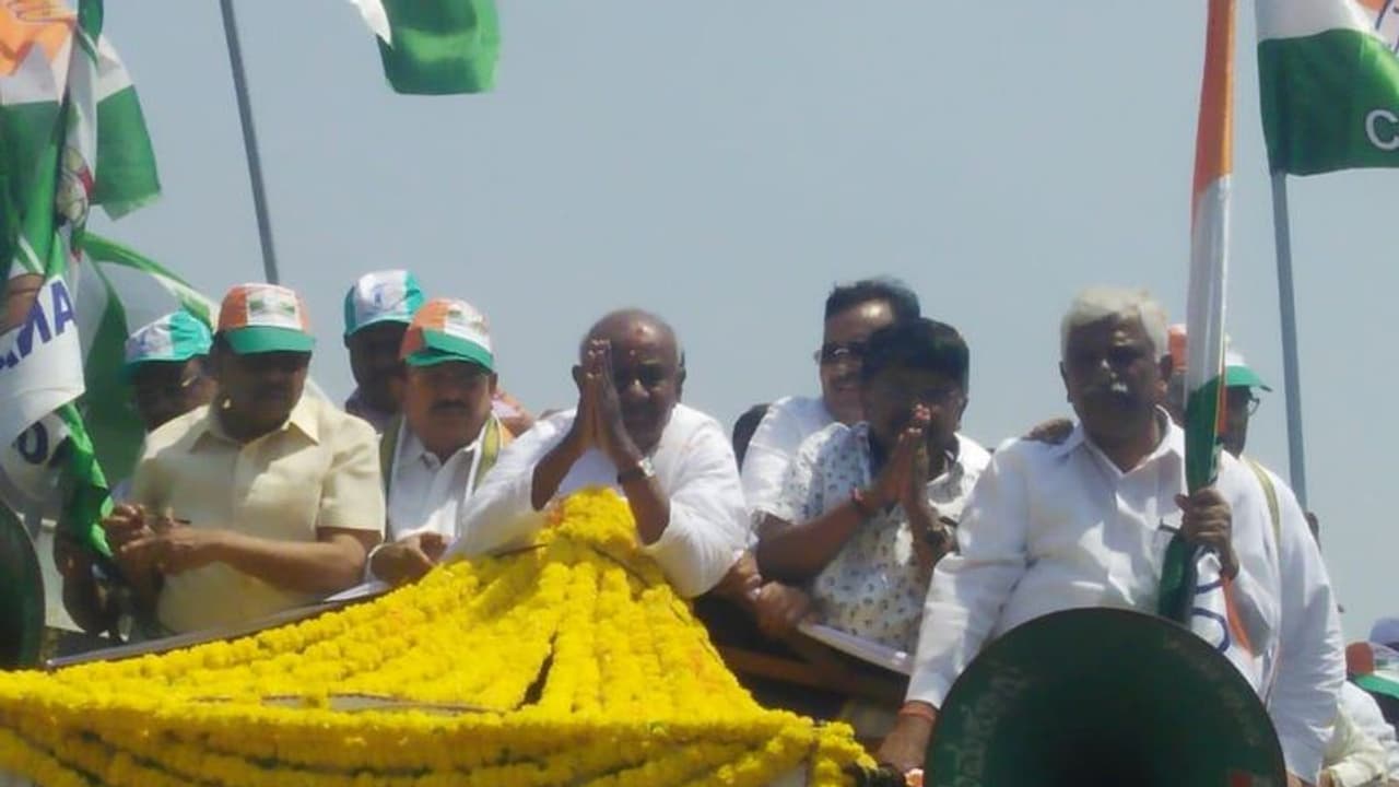 ‘ಗೌಡರನ್ನೇ ಕೈ ಬಿಟ್ಟ ಕುಟುಂಬ : ನಾಮಪತ್ರ ಸಲ್ಲಿಕೆ ವೇಳೆ ಯಾಕೆ ಯಾರು ಹೋಗಿಲ್ಲ’