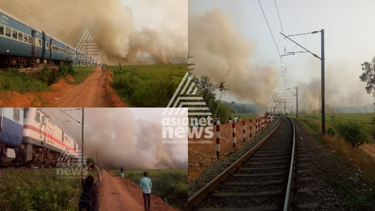 കോട്ടയം മൂലേടത്ത് പാടത്ത് തീപിടിത്തം; അണയ്ക്കാൻ ശ്രമം തുടരുന്നു കോട്ടയം മൂലേടത്ത് പാടത്ത് തീപിടിത്തം; അണയ്ക്കാൻ ശ്രമം തുടരുന്നു