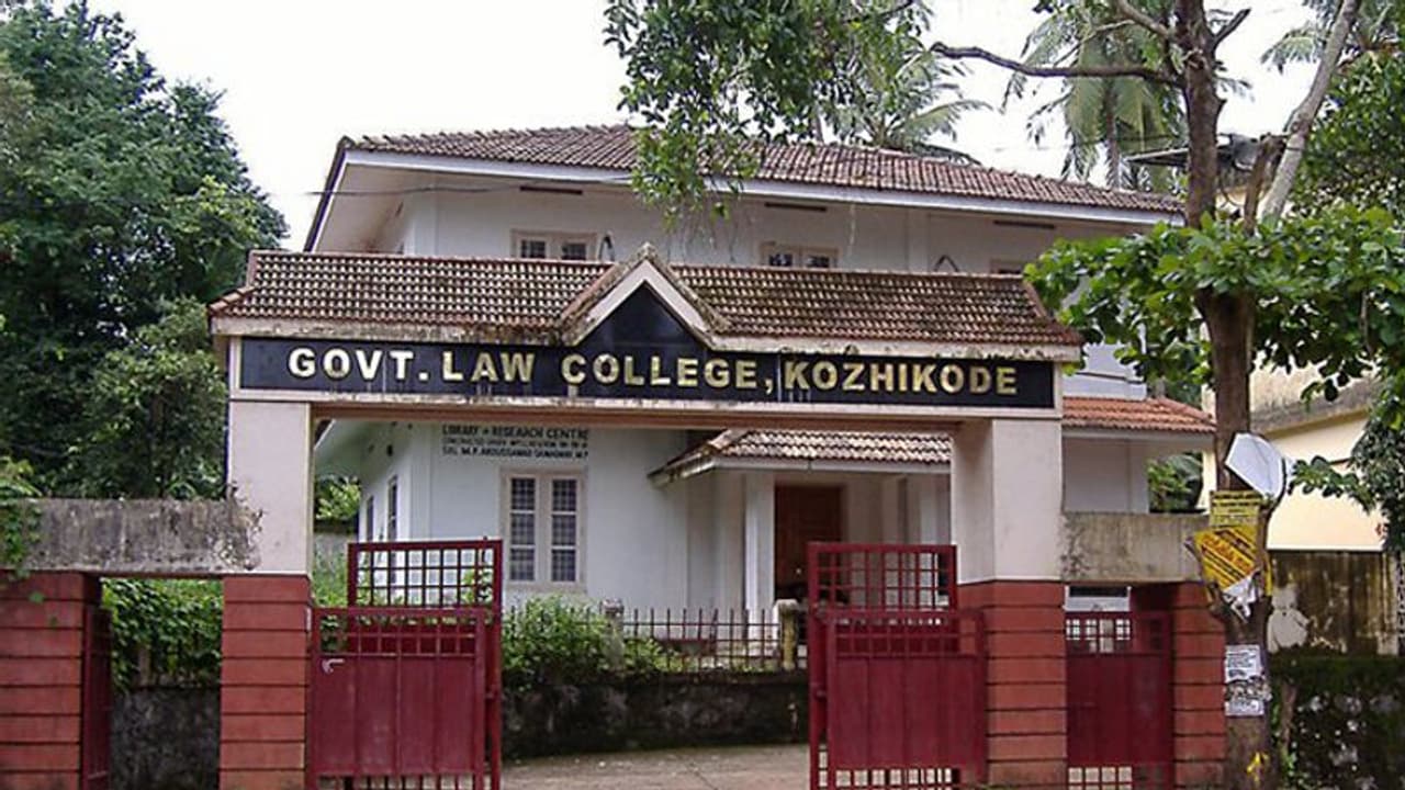 കോഴിക്കോട് ലോ കോളേജിൽ എസ്എഫ്ഐ എഐഎസ്എഫ് സംഘർഷം കോഴിക്കോട് ലോ കോളേജിൽ എസ്എഫ്ഐ എഐഎസ്എഫ് സംഘർഷം