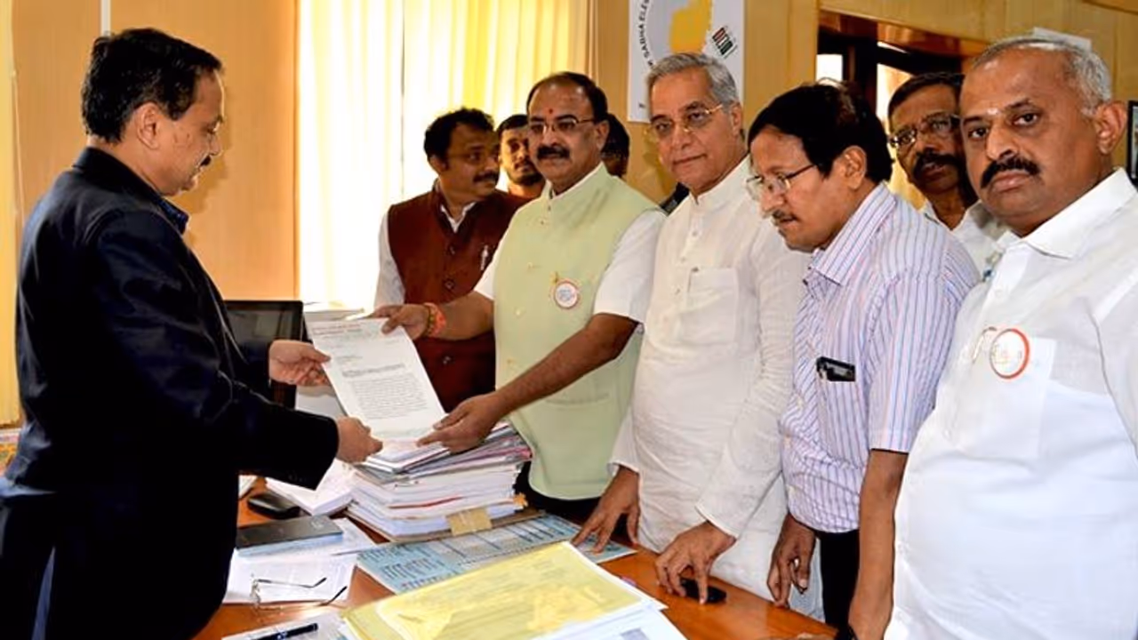 Karnataka BJP unit lodges complaint against Rahul Gandhi with Election Commission over ‘fake diary’ Karnataka BJP unit lodges complaint against Rahul Gandhi with Election Commission over ‘fake diary’