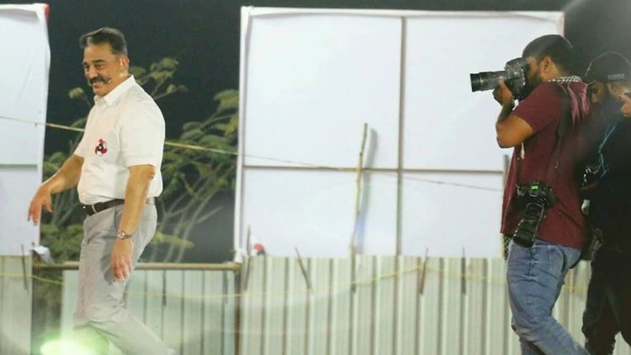 மாலை 6 மணி பொதுக்கூட்டத்துக்கு இரவு 7:50க்கெல்லாம் வந்து நிற்கும் பங்சுவாலிட்டியிலேயே தெரியுது... மய்யத்தில் வெச்சு வெளு வெளுன்னு வெளுக்கும் நெட்டிசன்ஸ்!! மாலை 6 மணி பொதுக்கூட்டத்துக்கு இரவு 7:50க்கெல்லாம் வந்து நிற்கும் பங்சுவாலிட்டியிலேயே தெரியுது... மய்யத்தில் வெச்சு வெளு வெளுன்னு வெளுக்கும் நெட்டிசன்ஸ்!!