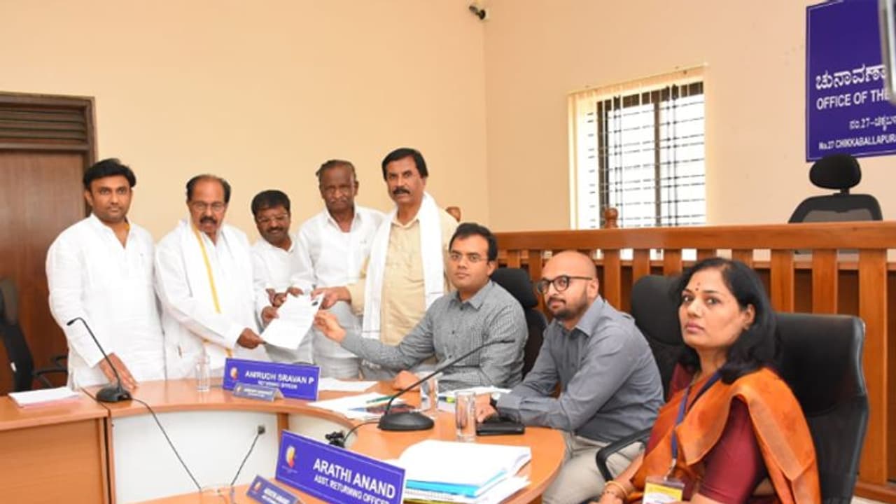 2.27 ಕೋಟಿ ಒಡೆಯ ಮೊಯ್ಲಿ ಬಳಿ ಸ್ಥಿರಾಸ್ತಿ ಇಲ್ಲ! 2.27 ಕೋಟಿ ಒಡೆಯ ಮೊಯ್ಲಿ ಬಳಿ ಸ್ಥಿರಾಸ್ತಿ ಇಲ್ಲ!