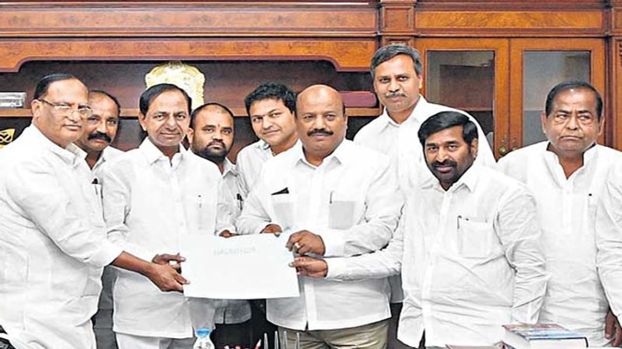 టీఆర్ఎస్ లోక్ సభ అభ్యర్థి భీఫామ్ మిస్సింగ్... కాస్సేపు గందరగోళం టీఆర్ఎస్ లోక్ సభ అభ్యర్థి భీఫామ్ మిస్సింగ్... కాస్సేపు గందరగోళం