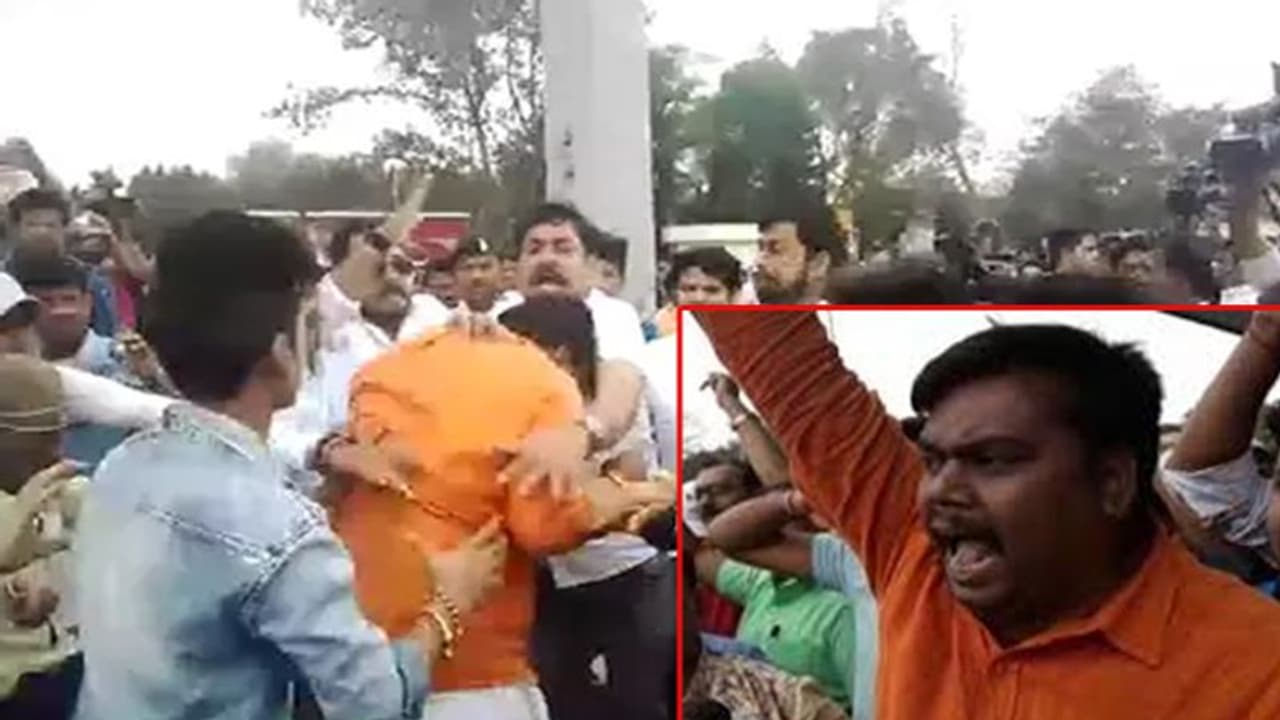 ತಾರಕಕ್ಕೇರಿದ ಟಿಕೆಟ್ 'ಫೈಟ್': ನಾಯಕರಿಗಾಗಿ ಹೊಡೆದಾಡಿಕೊಂಡ ಬಿಜೆಪಿ ಕಾರ್ಯಕರ್ತರು ತಾರಕಕ್ಕೇರಿದ ಟಿಕೆಟ್ 'ಫೈಟ್': ನಾಯಕರಿಗಾಗಿ ಹೊಡೆದಾಡಿಕೊಂಡ ಬಿಜೆಪಿ ಕಾರ್ಯಕರ್ತರು