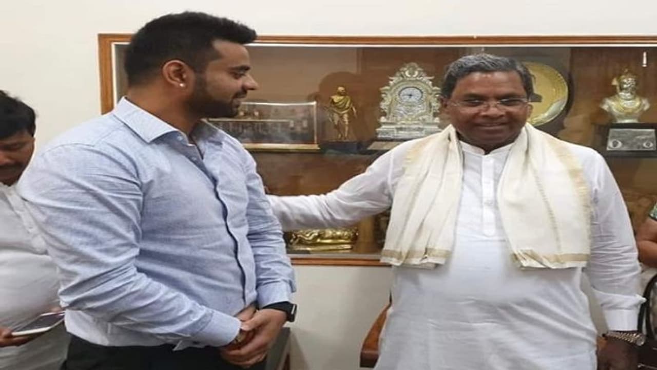 ಮೊನ್ನೆ ಅಪ್ಪ, ಇಂದು ಮಗ: ಸಿದ್ದರಾಮಯ್ಯಗೆ ಫುಲ್ ಡಿಮ್ಯಾಂಡ್ ಮೊನ್ನೆ ಅಪ್ಪ, ಇಂದು ಮಗ: ಸಿದ್ದರಾಮಯ್ಯಗೆ ಫುಲ್ ಡಿಮ್ಯಾಂಡ್