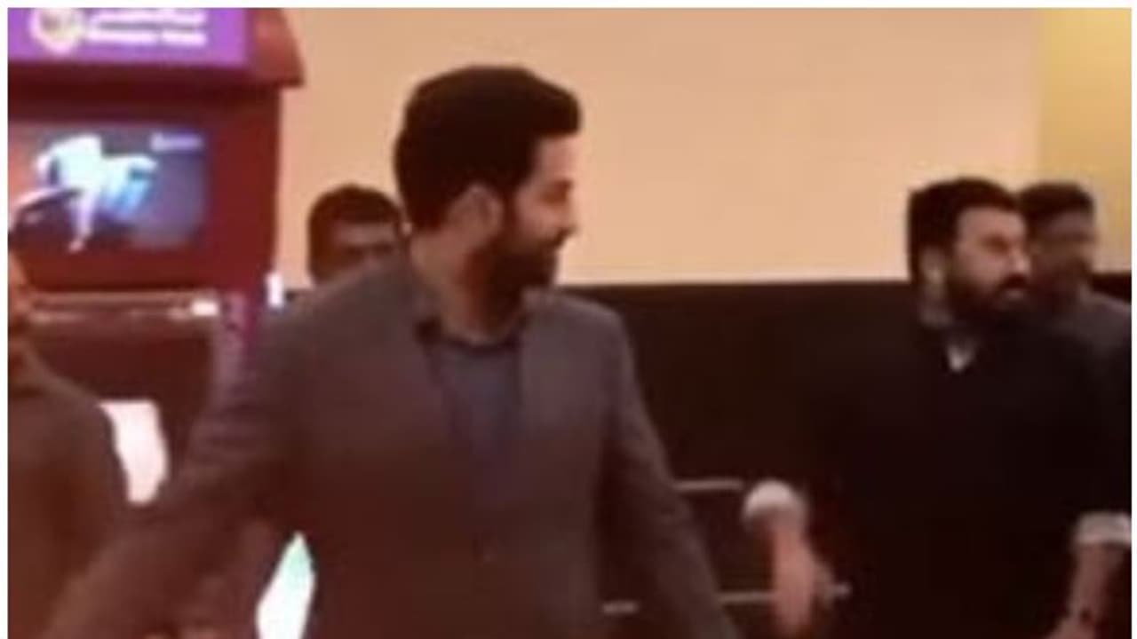 ഒരു യഥാര്ഥ ലാലേട്ടൻ ഫാൻ പൃഥ്വിരാജിന്റെ വീഡിയോ വൈറലാകുന്നു! ഒരു യഥാര്ഥ ലാലേട്ടൻ ഫാൻ പൃഥ്വിരാജിന്റെ വീഡിയോ വൈറലാകുന്നു!