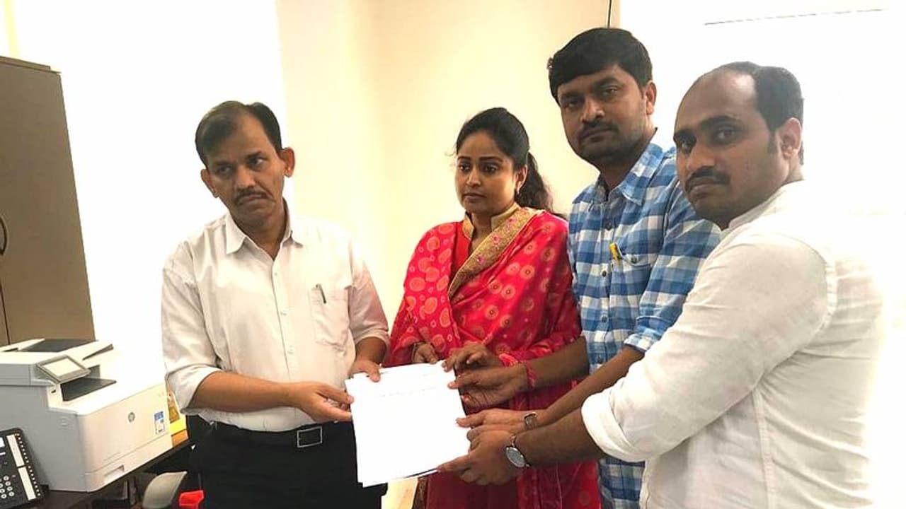 లక్ష్మీస్ ఎన్టీఆర్ సినిమా విడుదల ఆపండి: సిఈవోకి దివ్యవాణి ఫిర్యాదు లక్ష్మీస్ ఎన్టీఆర్ సినిమా విడుదల ఆపండి: సిఈవోకి దివ్యవాణి ఫిర్యాదు