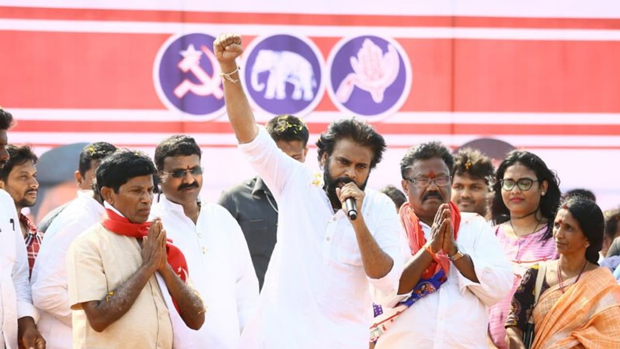 వైఎస్సార్సిపి ఫ్యాన్కు పవర్ మాదగ్గరినుండే...స్విచ్ కూడా తమవద్దే: పవన్ ఆసక్తికర వ్యాఖ్యలు వైఎస్సార్సిపి ఫ్యాన్కు పవర్ మాదగ్గరినుండే...స్విచ్ కూడా తమవద్దే: పవన్ ఆసక్తికర వ్యాఖ్యలు