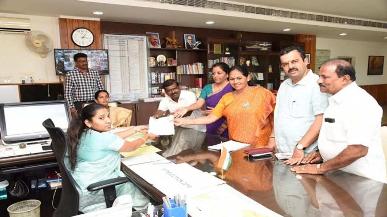 ಶೋಭಾ ಕರಂದ್ಲಾಜೆ ಆಸ್ತಿಯಲ್ಲಿ 3.28 ಕೋಟಿ ರು. ಏರಿಕೆ ಶೋಭಾ ಕರಂದ್ಲಾಜೆ ಆಸ್ತಿಯಲ್ಲಿ 3.28 ಕೋಟಿ ರು. ಏರಿಕೆ