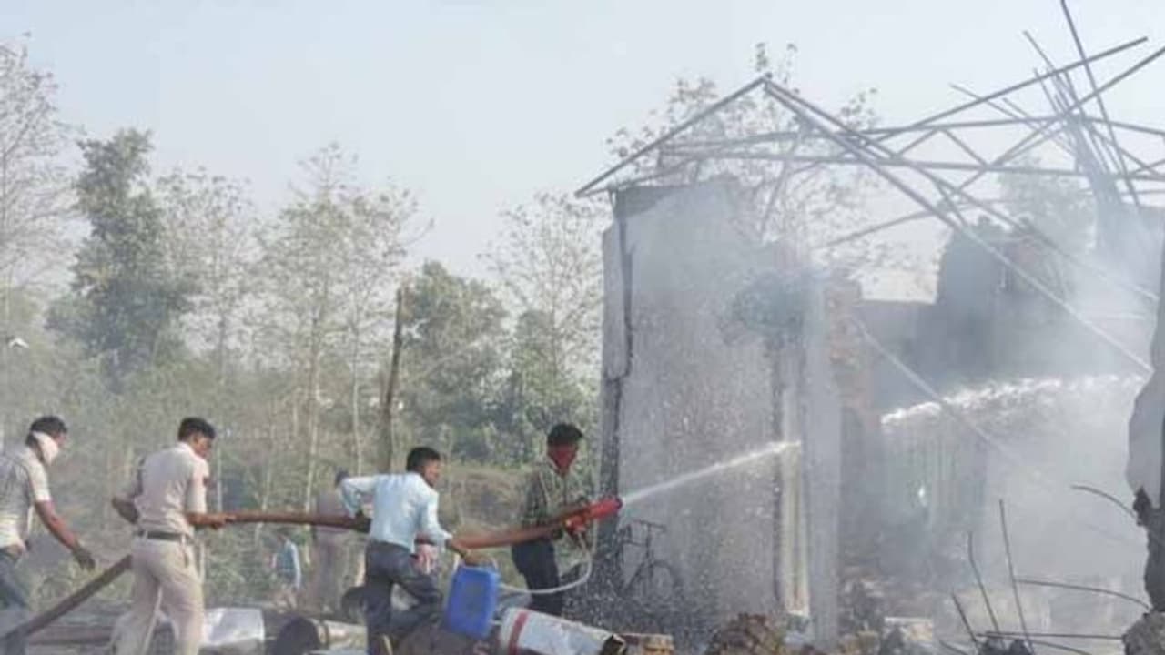 తమిళనాడులో టపాసుల ఫ్యాక్టరీలో పేలుడు, ఆరుగురు దుర్మరణం తమిళనాడులో టపాసుల ఫ్యాక్టరీలో పేలుడు, ఆరుగురు దుర్మరణం