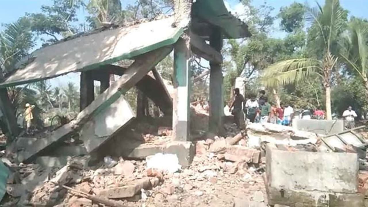 பட்டாசு ஆலையில் பயங்கர வெடி விபத்து... உடல் சிதறி 6 பேர் உயிரிழப்பு..! பட்டாசு ஆலையில் பயங்கர வெடி விபத்து... உடல் சிதறி 6 பேர் உயிரிழப்பு..!