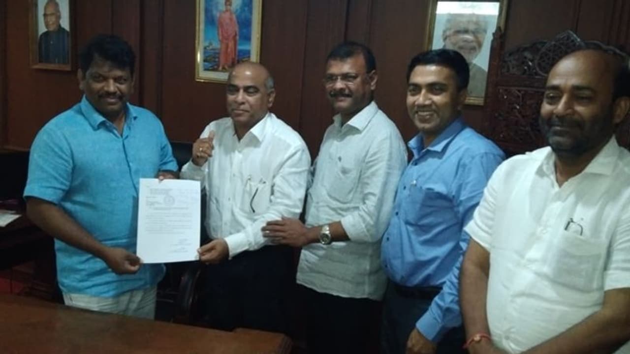 ಗೋವಾದಲ್ಲಿ ರಾಜಕೀಯ ಹೈಡ್ರಾಮಾ: ರಾತ್ರೋ ರಾತ್ರಿ ಬಿಜೆಪಿಗೆ ಸೇರ್ಪಡೆಗೊಂಡ ಎಂಜಿಪಿ ಶಾಸಕರು! ಗೋವಾದಲ್ಲಿ ರಾಜಕೀಯ ಹೈಡ್ರಾಮಾ: ರಾತ್ರೋ ರಾತ್ರಿ ಬಿಜೆಪಿಗೆ ಸೇರ್ಪಡೆಗೊಂಡ ಎಂಜಿಪಿ ಶಾಸಕರು!