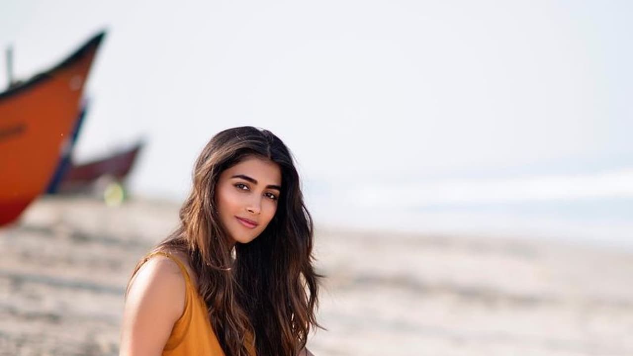 ధోనికి మద్దతుగా పూజా పోస్ట్.. ట్రోల్ చేస్తోన్న నెటిజన్లు! ధోనికి మద్దతుగా పూజా పోస్ట్.. ట్రోల్ చేస్తోన్న నెటిజన్లు!