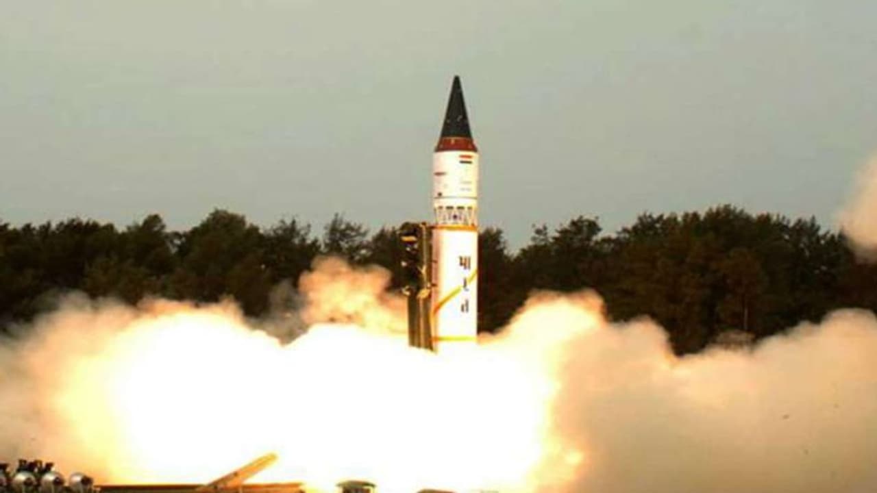 चीन तक लक्ष्य भेद सकने वाले अग्नि V का हुआ सफल परीक्षण, दुनिया के टॉप आठ देशों में शामिल हुआ भारत चीन तक लक्ष्य भेद सकने वाले अग्नि V का हुआ सफल परीक्षण, दुनिया के टॉप आठ देशों में शामिल हुआ भारत