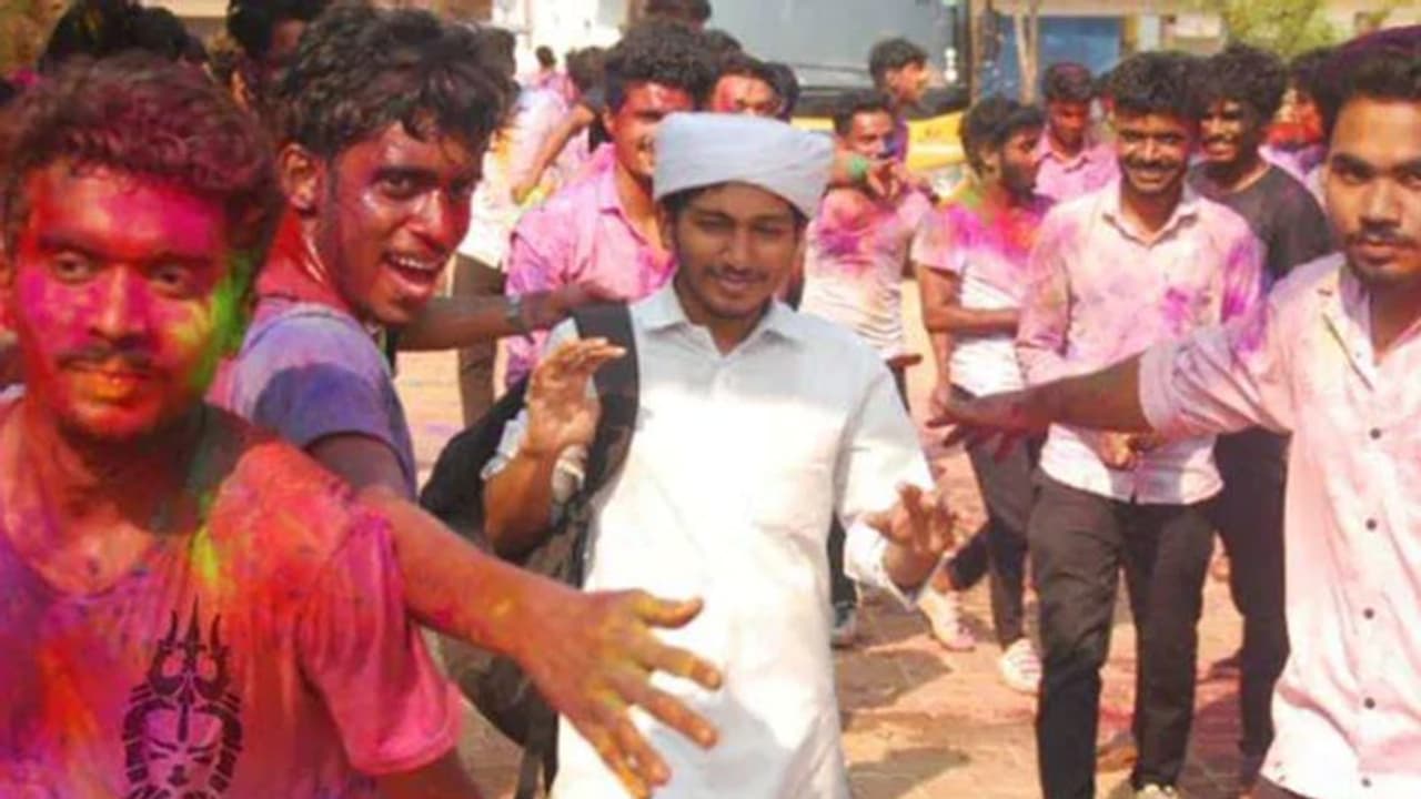 ನಿಜವಾಯ್ತು Surf Excel ಜಾಹೀರಾತು: ಸಹಪಾಠಿ ಮಸೀದಿ ತಲುಪುವವರೆಗೂ ಬಣ್ಣ ಹಾಕುವುದನ್ನೇ ನಿಲ್ಲಿಸಿದ್ರು! ನಿಜವಾಯ್ತು Surf Excel ಜಾಹೀರಾತು: ಸಹಪಾಠಿ ಮಸೀದಿ ತಲುಪುವವರೆಗೂ ಬಣ್ಣ ಹಾಕುವುದನ್ನೇ ನಿಲ್ಲಿಸಿದ್ರು!