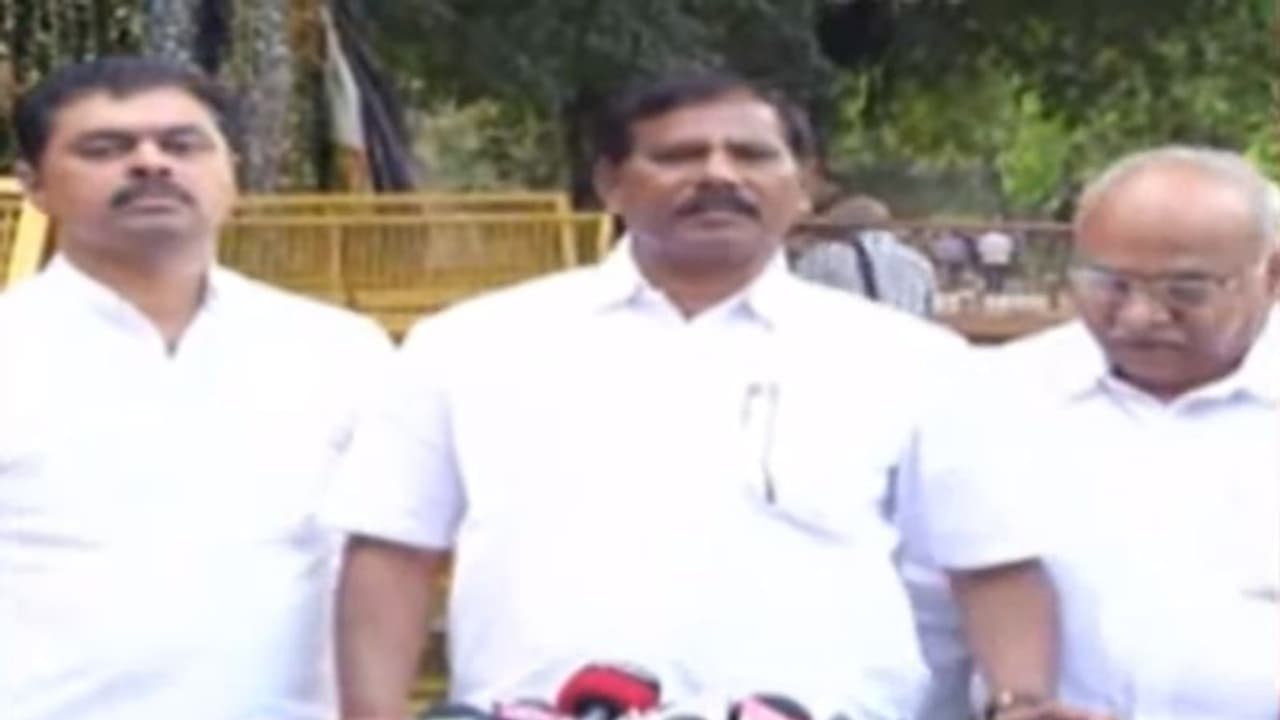 చంద్రబాబుకు ఝలక్: వైసిపిలోకి జూపూడి ప్రభాకర్ రావు చంద్రబాబుకు ఝలక్: వైసిపిలోకి జూపూడి ప్రభాకర్ రావు