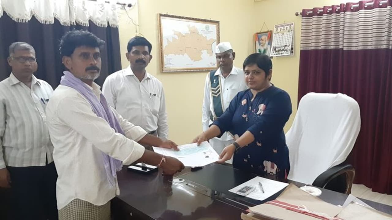 సీఎం హామీతో శరత్ సమస్య పరిష్కారం...భూమి పట్టా అందించిన కలెక్టర్ సీఎం హామీతో శరత్ సమస్య పరిష్కారం...భూమి పట్టా అందించిన కలెక్టర్