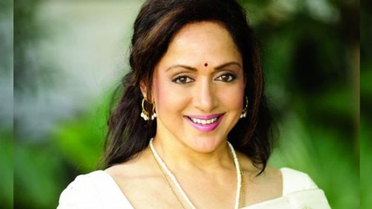 அடேங்கப்பா…. நடிகை ஹேமாமாலினியின் சொத்து மதிப்பு இவ்வளவா ? அடேங்கப்பா…. நடிகை ஹேமாமாலினியின் சொத்து மதிப்பு இவ்வளவா ?