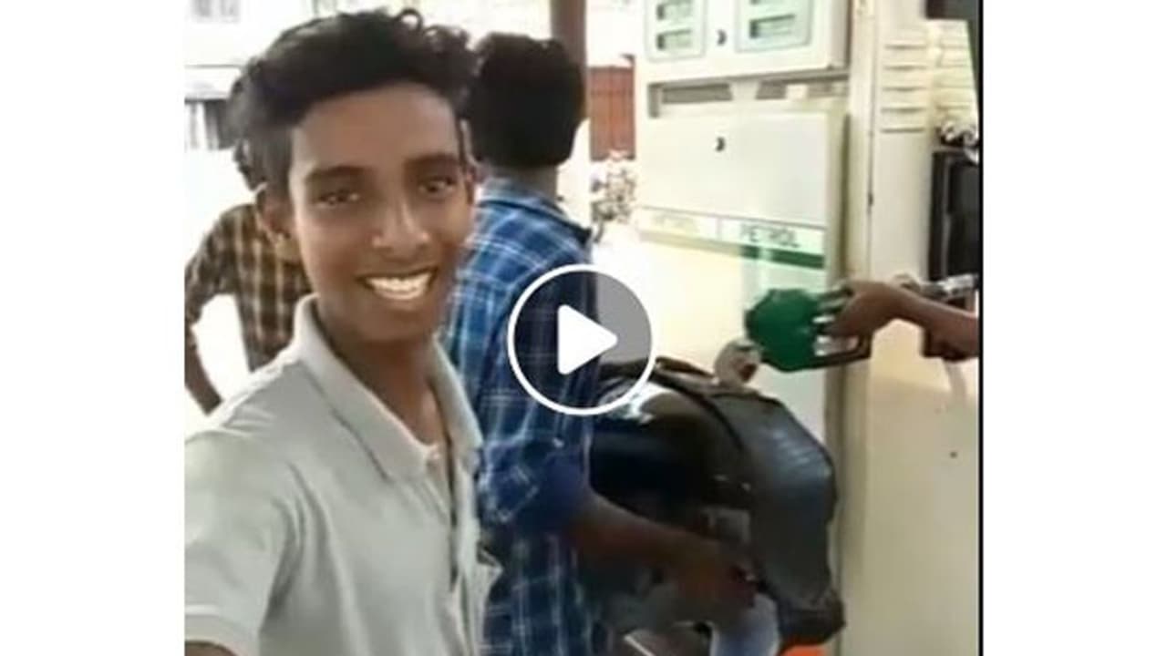 കുപ്പിയില് പെട്രോള് തന്നില്ലെങ്കില് ടാങ്കില് വാങ്ങും ; യുവാക്കളുടെ പുതിയ ചലഞ്ച് വൈറല് കുപ്പിയില് പെട്രോള് തന്നില്ലെങ്കില് ടാങ്കില് വാങ്ങും ; യുവാക്കളുടെ പുതിയ ചലഞ്ച് വൈറല്