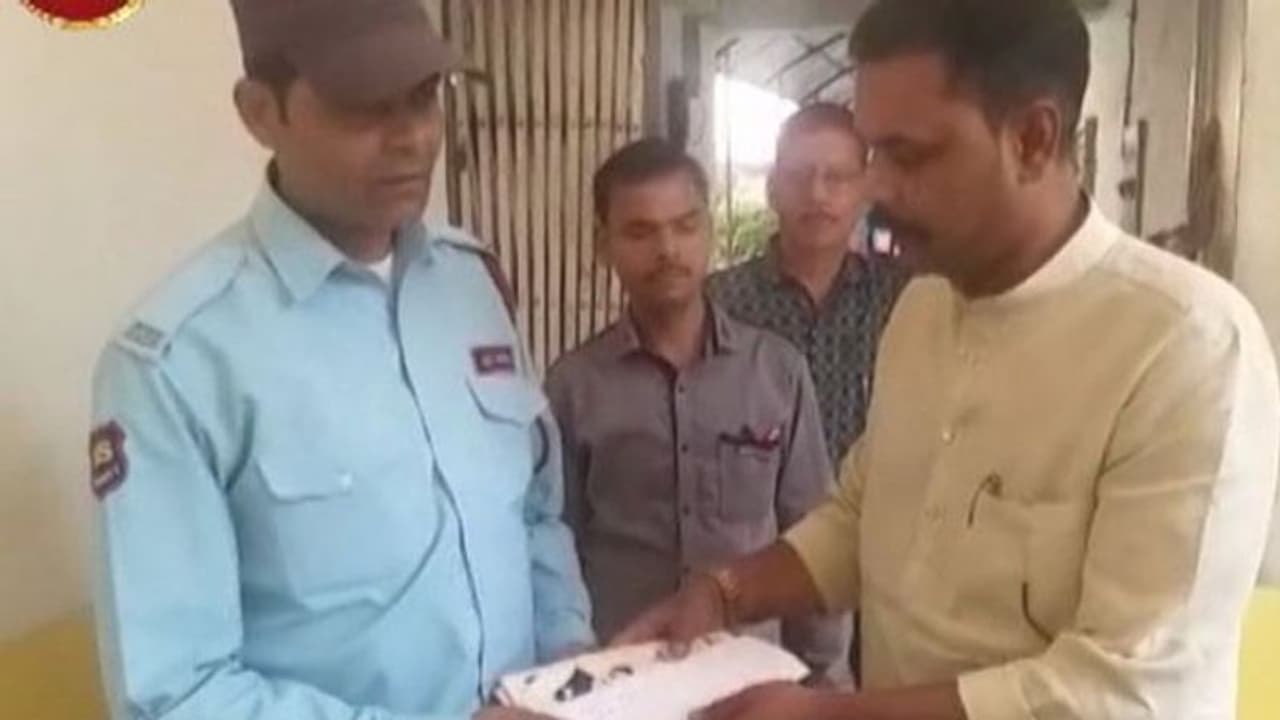 സീറ്റ് നിഷേധിച്ചു; ചൗക്കീദാറിന് രാജിക്കത്ത് നല്കിയ ബിജെപി എംപി എസ് പിയില് ചേര്ന്നു സീറ്റ് നിഷേധിച്ചു; ചൗക്കീദാറിന് രാജിക്കത്ത് നല്കിയ ബിജെപി എംപി എസ് പിയില് ചേര്ന്നു