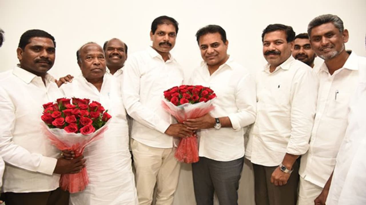 కాంగ్రెస్ కి షాక్: టీఆర్ఎస్ లో చేరిన ఎమ్మెల్యే సురేందర్ కాంగ్రెస్ కి షాక్: టీఆర్ఎస్ లో చేరిన ఎమ్మెల్యే సురేందర్