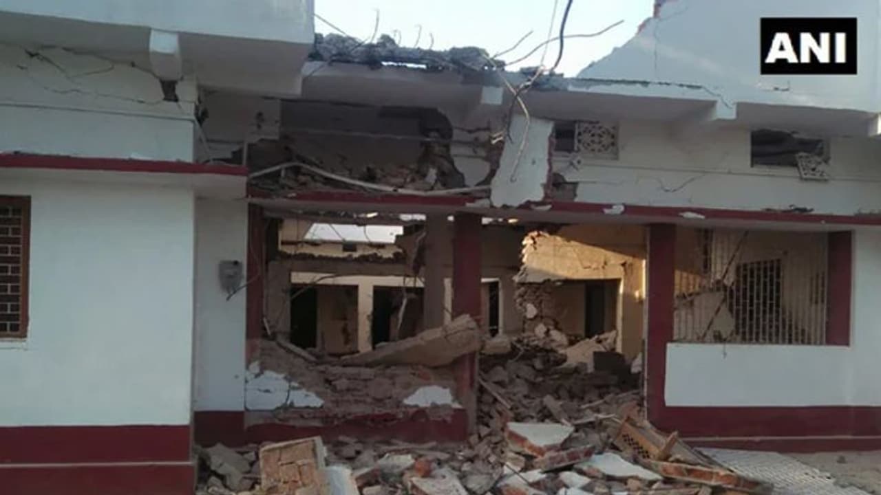 BJP ನಾಯಕನ ಮೇಲೆ ನಕ್ಸಲರ ದಾಳಿ: ಮನೆ ಉಡೀಸ್! BJP ನಾಯಕನ ಮೇಲೆ ನಕ್ಸಲರ ದಾಳಿ: ಮನೆ ಉಡೀಸ್!