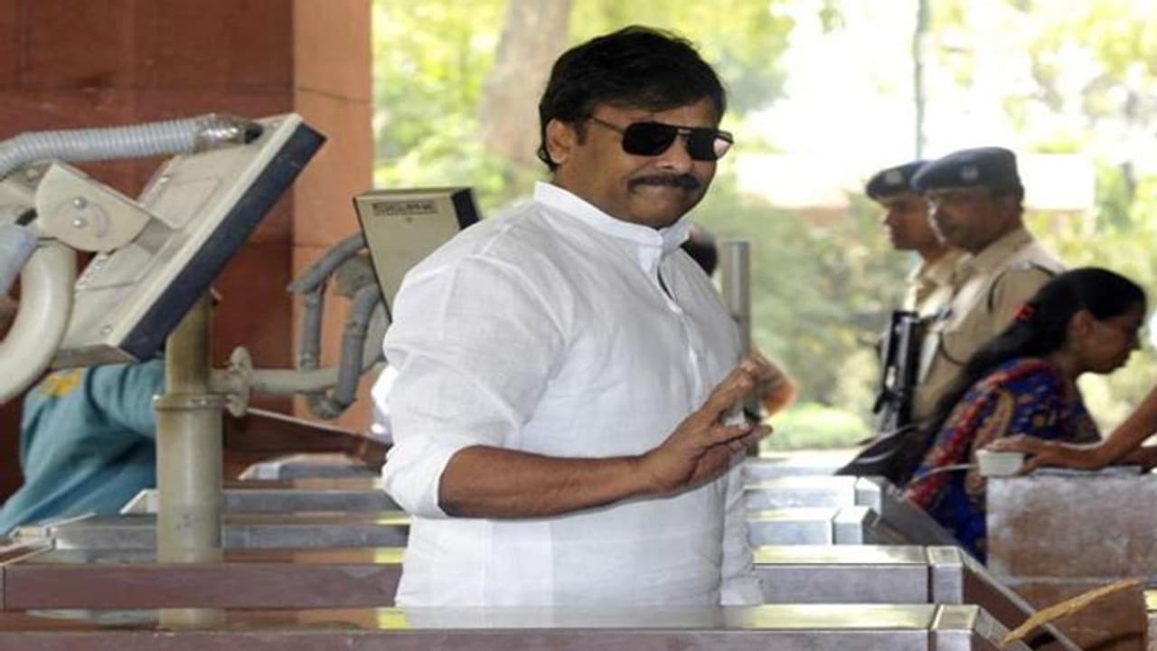 ఎన్టీఆర్ తర్వాత అంతటి ప్రజాదరణ కలిగిన నేత చిరంజీవి: బీజేపీ గాలం ఎన్టీఆర్ తర్వాత అంతటి ప్రజాదరణ కలిగిన నేత చిరంజీవి: బీజేపీ గాలం