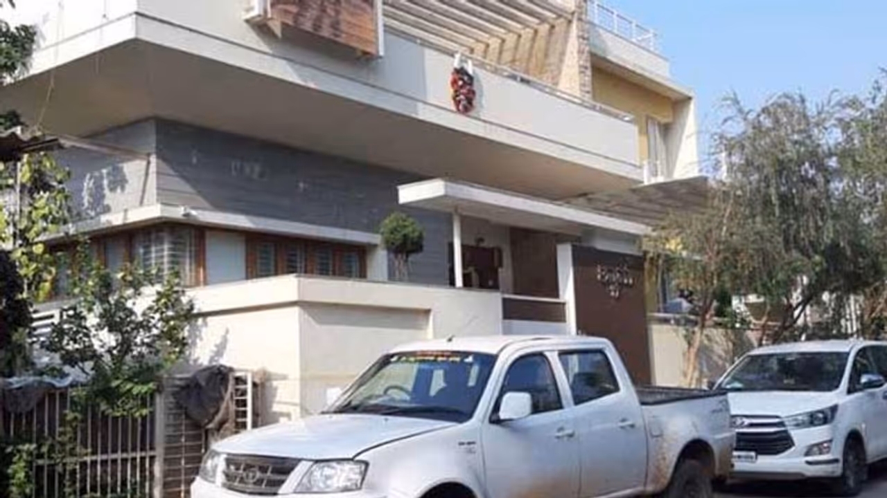 தேர்தல் நேரத்தில் அமைச்சரின் வீட்டில் வருமானவரித்துறையினர் சோதனை... முதல்வர் அதிர்ச்சி..! தேர்தல் நேரத்தில் அமைச்சரின் வீட்டில் வருமானவரித்துறையினர் சோதனை... முதல்வர் அதிர்ச்சி..!