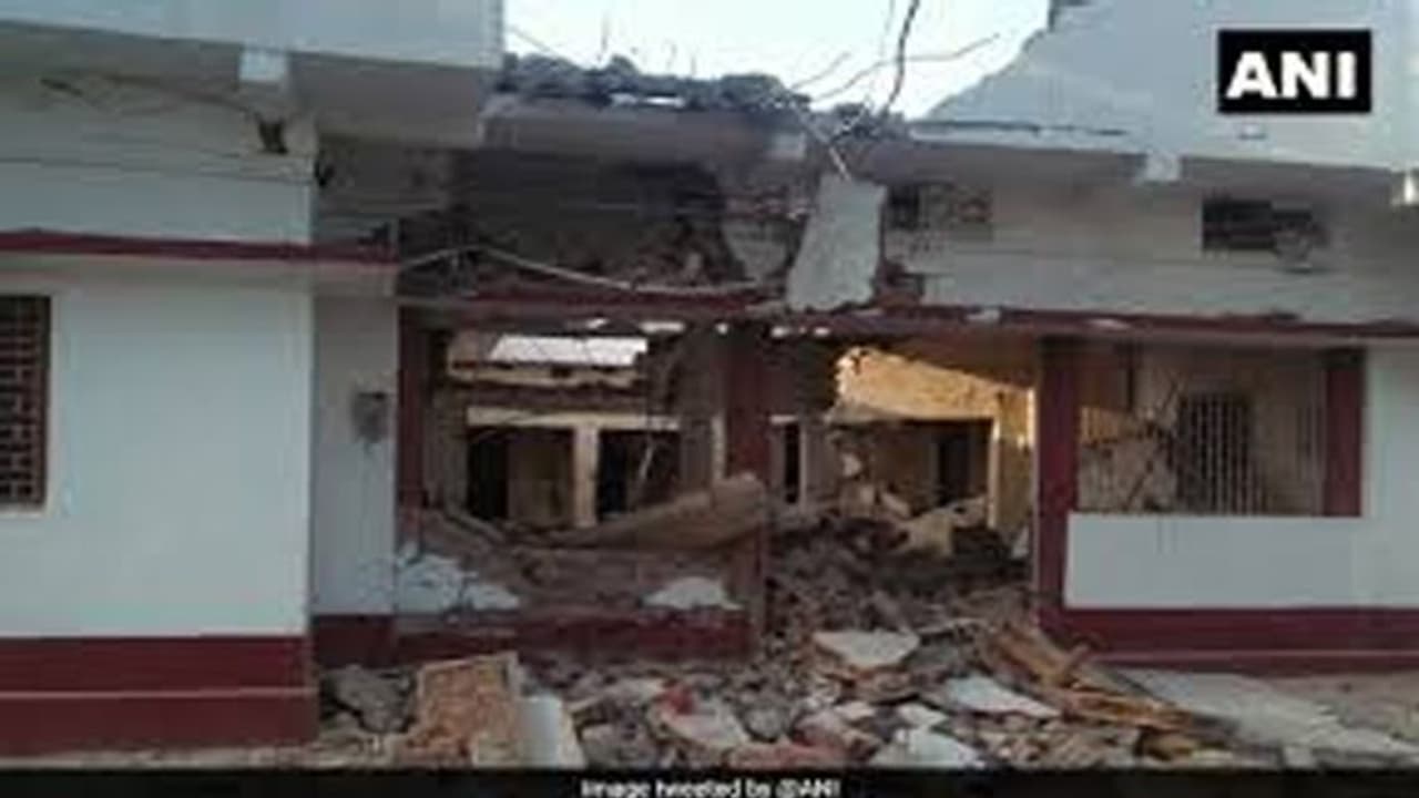 బిజెపి నాయకుడి ఇంటిపై బాంబులతో తెగబడ్డ మావోలు.... బిజెపి నాయకుడి ఇంటిపై బాంబులతో తెగబడ్డ మావోలు....