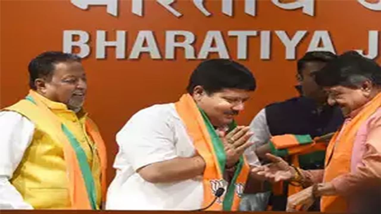 100 തൃണമൂല് എംഎല്എമാര് ബിജെപിയിലേക്കെന്ന് അര്ജുന്സിങ്ങ്; മുന്നേതാവിന്റെ മനോനില തകരാറിലെന്ന് തൃണമൂല് 100 തൃണമൂല് എംഎല്എമാര് ബിജെപിയിലേക്കെന്ന് അര്ജുന്സിങ്ങ്; മുന്നേതാവിന്റെ മനോനില തകരാറിലെന്ന് തൃണമൂല്