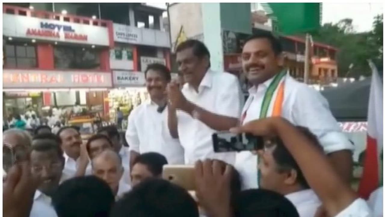 വീണ്ടും 'ഇഡ്ലി മേലെ ചട്ട്ണി പോട്ട്' പി ജെ ജോസഫ്; ഇത്തവണ പാട്ട് ഡീൻ കുര്യാക്കോസിന് വേണ്ടി വീണ്ടും 'ഇഡ്ലി മേലെ ചട്ട്ണി പോട്ട്' പി ജെ ജോസഫ്; ഇത്തവണ പാട്ട് ഡീൻ കുര്യാക്കോസിന് വേണ്ടി