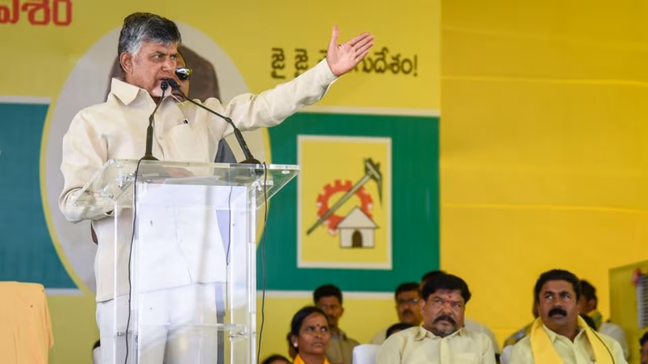 వైసీపీ ఏది చెబితే అది చేస్తుంది: ఈసీపై చంద్రబాబు ఫైర్ వైసీపీ ఏది చెబితే అది చేస్తుంది: ఈసీపై చంద్రబాబు ఫైర్