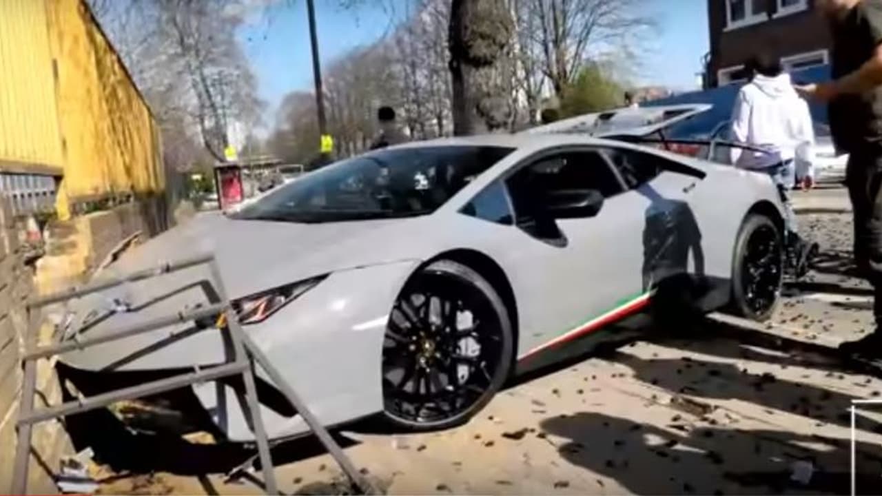 ಖರೀದಿಸಿದ 2 ನಿಮಿಷದಲ್ಲಿ ಕಾಪೌಂಡ್‌ಗೆ ಡಿಕ್ಕಿ 2.2 ಕೋಟಿ ಲ್ಯಾಂಬೋರ್ಗಿನಿ ಪುಡಿ ಪುಡಿ!