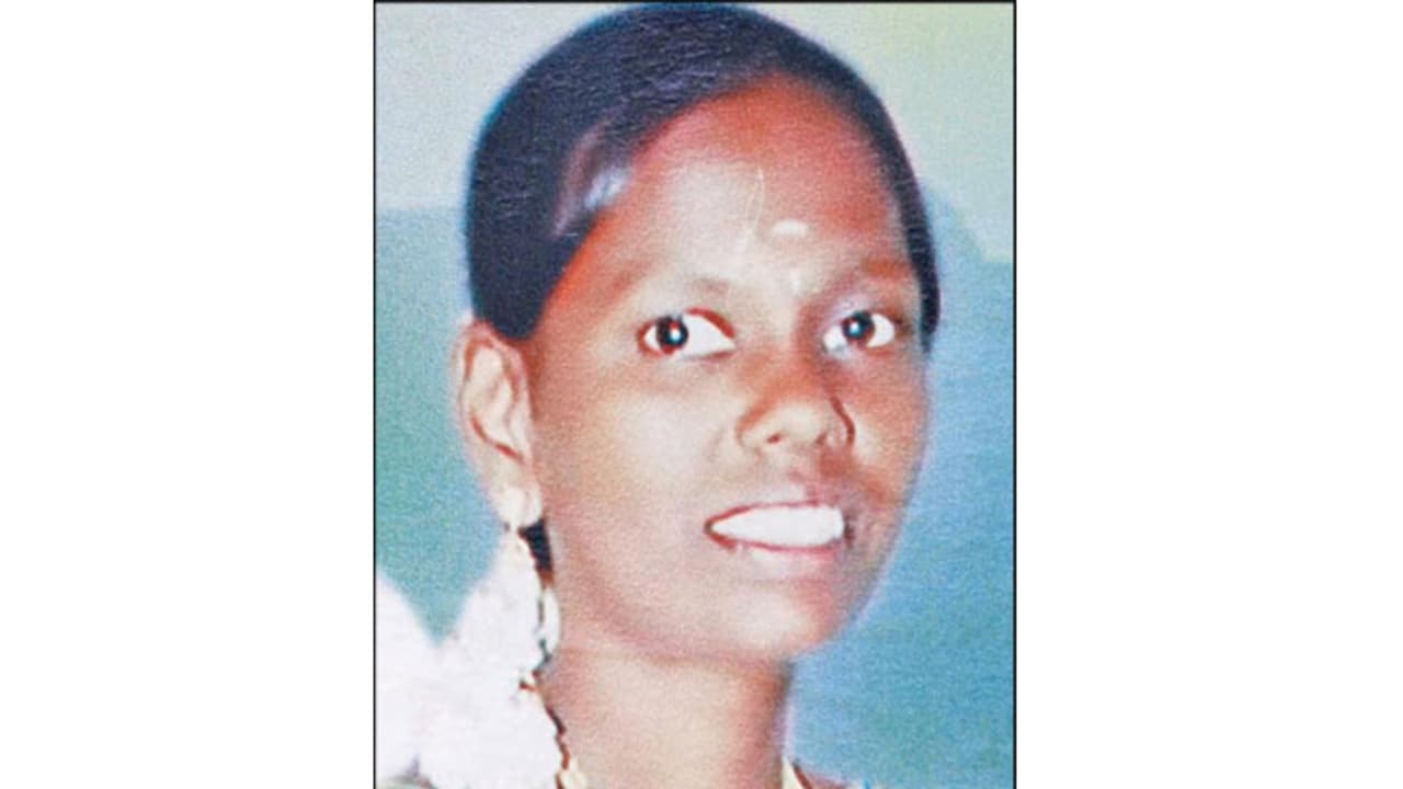 கணவருடன் சேர்ந்து வாழ அட்வைஸ் ! மறுத்த அக்காவை சரமாரியாக வெட்டி கொலை செய்த தம்பி !! கணவருடன் சேர்ந்து வாழ அட்வைஸ் ! மறுத்த அக்காவை சரமாரியாக வெட்டி கொலை செய்த தம்பி !!