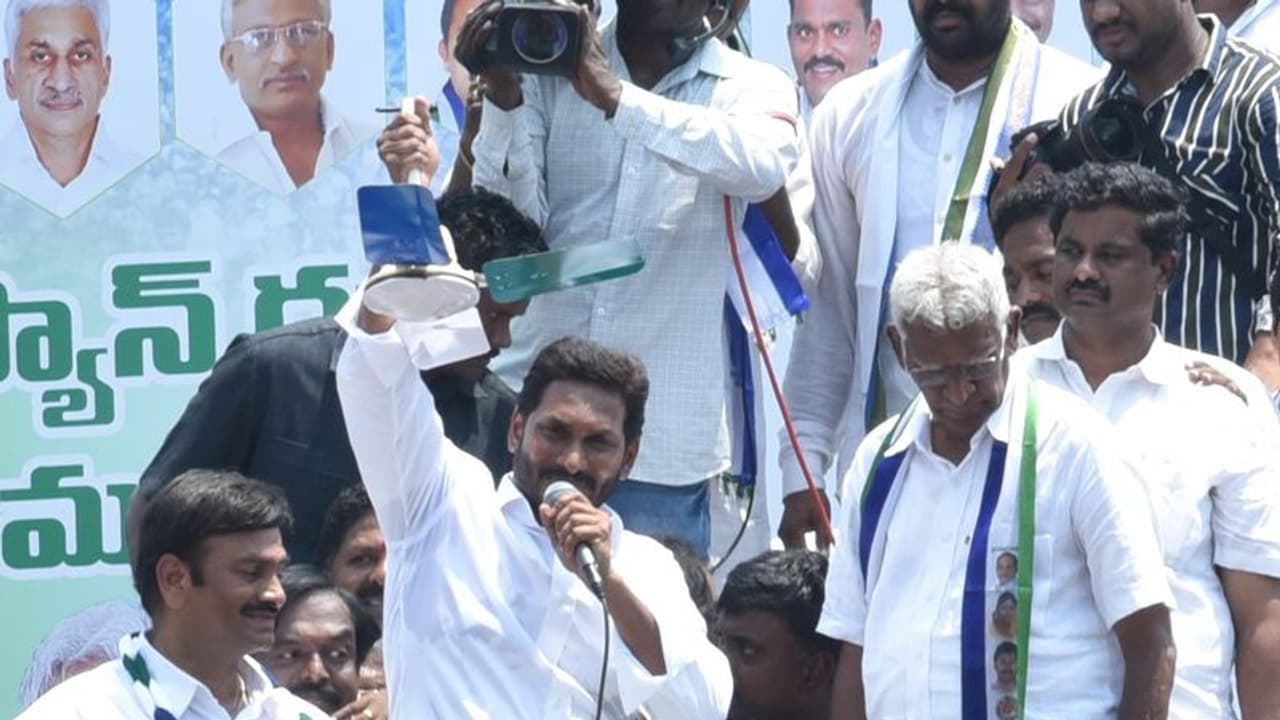 స్వంత అక్కా చెల్లెళ్లనే పట్టించుకోలేదు: కుప్పంలో బాబుపై జగన్ స్వంత అక్కా చెల్లెళ్లనే పట్టించుకోలేదు: కుప్పంలో బాబుపై జగన్