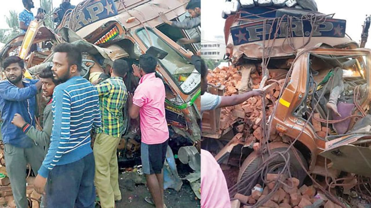 ಲಾರಿ ಕ್ಯಾಂಟರ್ ಡಿಕ್ಕಿಯಾಗಿ ಭೀಕರ ಅಪಘಾತ : ನಾಲ್ವರ ಸಾವು ಲಾರಿ ಕ್ಯಾಂಟರ್ ಡಿಕ್ಕಿಯಾಗಿ ಭೀಕರ ಅಪಘಾತ : ನಾಲ್ವರ ಸಾವು