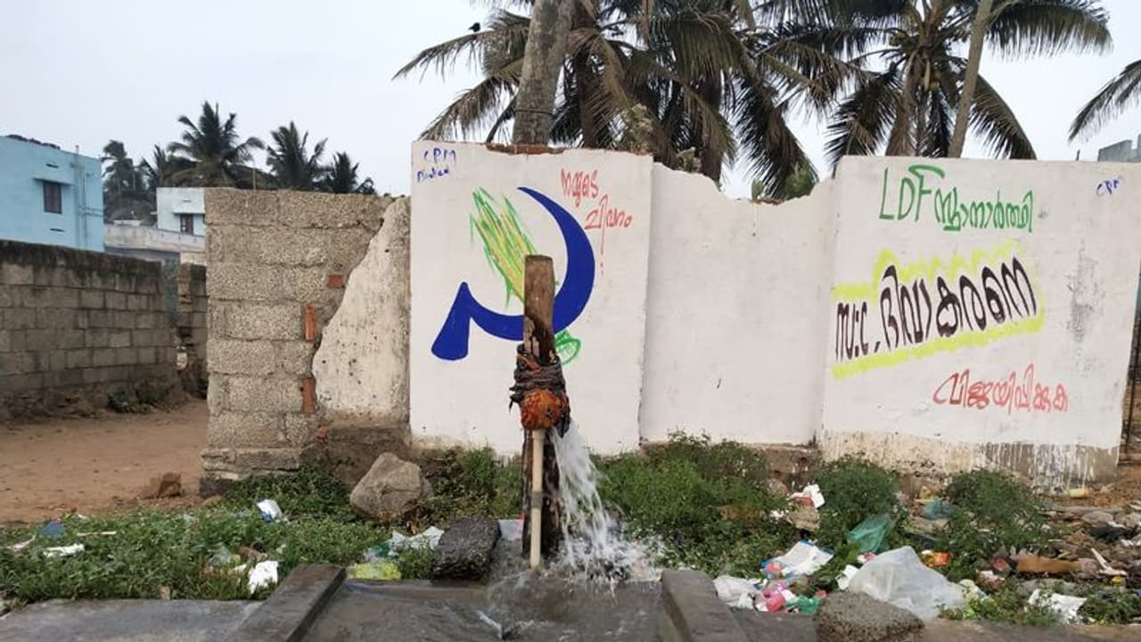 കുടിവെള്ളത്തിനായി നെട്ടോട്ടമോടുന്നു; ഇവിടെ പെെപ്പ് പൊട്ടിയിട്ട് രണ്ട് ദിവസം കുടിവെള്ളത്തിനായി നെട്ടോട്ടമോടുന്നു; ഇവിടെ പെെപ്പ് പൊട്ടിയിട്ട് രണ്ട് ദിവസം