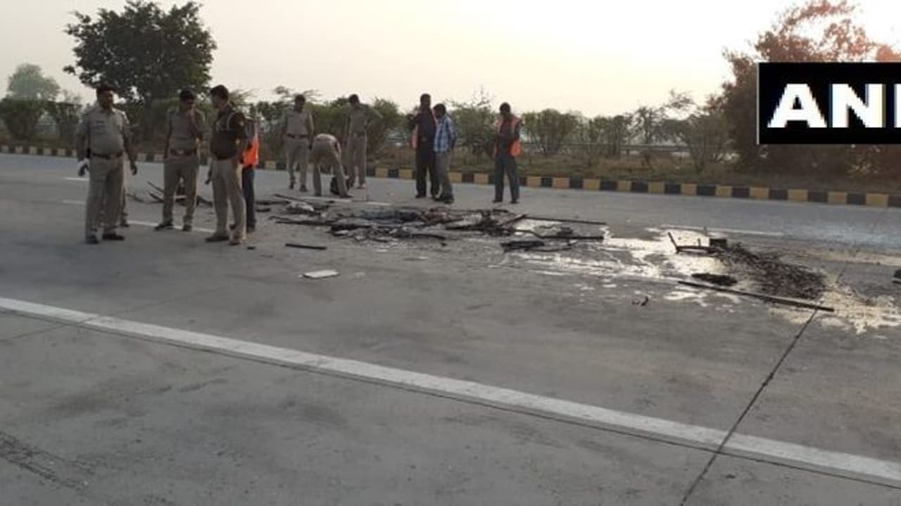 8 killed, 20 injured as bus rams into truck on Yamuna Expressway