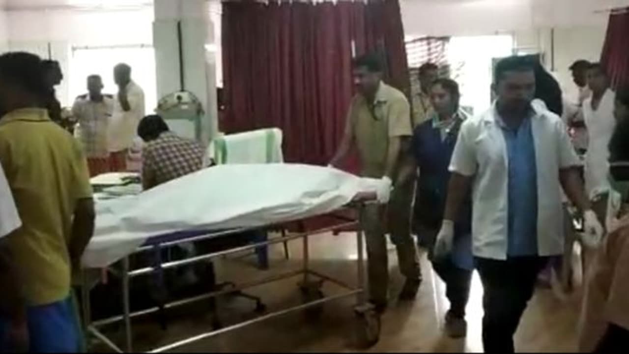 ഉത്സവം കണ്ട് മടങ്ങിയ കുടുംബം ചുരത്തില് അപകടത്തില്പ്പെട്ടു; രണ്ട് മരണം ഉത്സവം കണ്ട് മടങ്ങിയ കുടുംബം ചുരത്തില് അപകടത്തില്പ്പെട്ടു; രണ്ട് മരണം