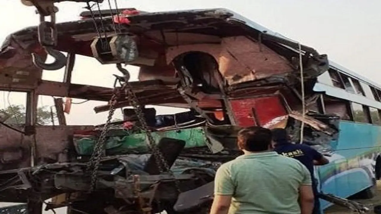 यमुना एक्सप्रेसवे पर बड़ा हादसा, आठ लोगों की मौत