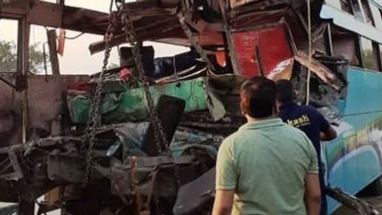 ಭೀಕರ ಬಸ್ ಅಪಘಾತ : ಸ್ಥಳದಲ್ಲೇ 8 ಸಾವು