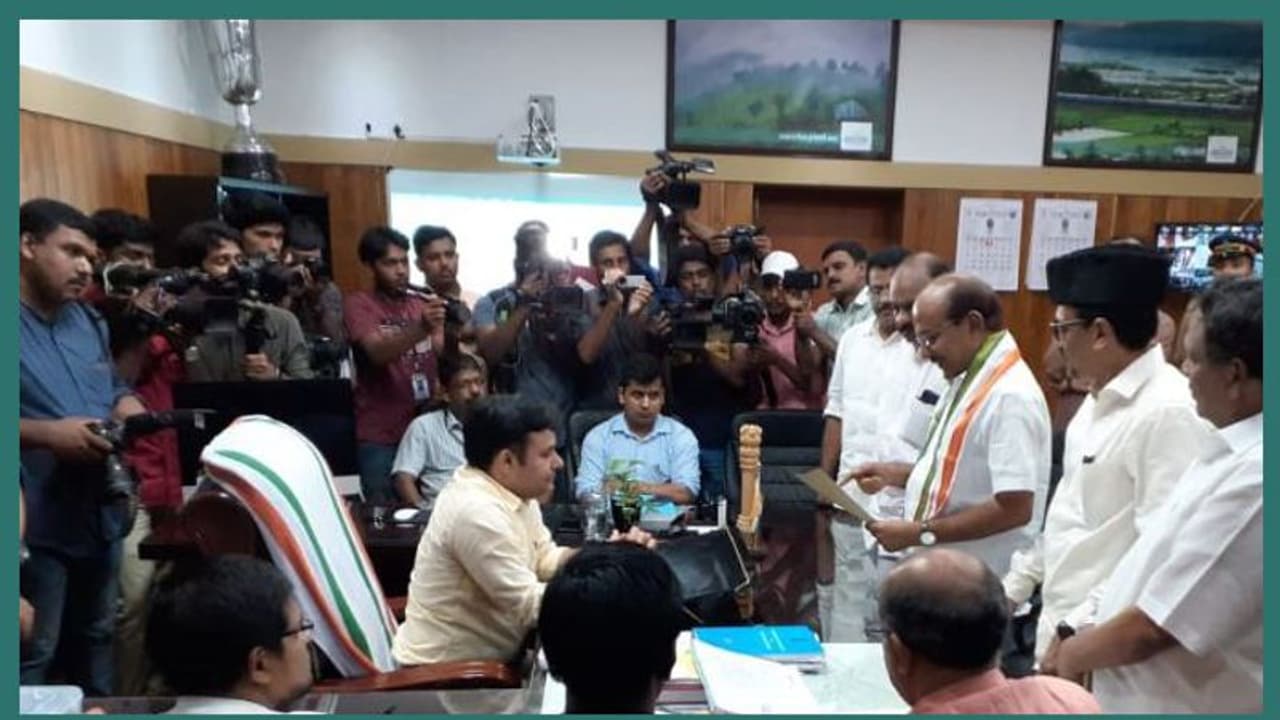 നാമനിർദ്ദേശ പത്രിക സമര്പ്പിച്ച് കുഞ്ഞാലിക്കുട്ടിയും, കുമ്മനവും,വീണയും, ഇ ടിയും, ചാഴിക്കാടനും നാമനിർദ്ദേശ പത്രിക സമര്പ്പിച്ച് കുഞ്ഞാലിക്കുട്ടിയും, കുമ്മനവും,വീണയും, ഇ ടിയും, ചാഴിക്കാടനും