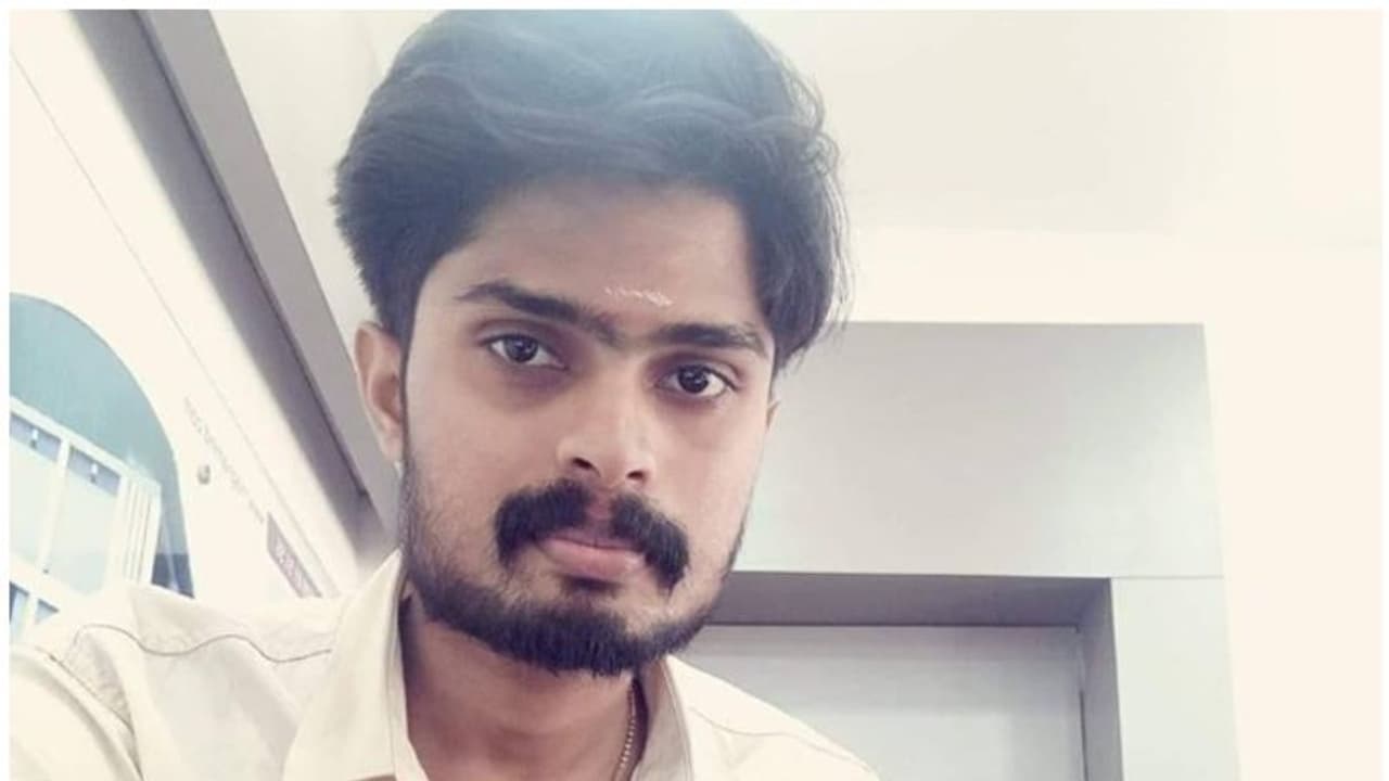 പ്രളയം വീടെടുത്തു; കഷ്ടപ്പാടിനിടെ അപൂര്വ്വരോഗവും; ചികില്സയ്ക്ക് വഴിയില്ലാതെ ചെറുപ്പക്കാരന് പ്രളയം വീടെടുത്തു; കഷ്ടപ്പാടിനിടെ അപൂര്വ്വരോഗവും; ചികില്സയ്ക്ക് വഴിയില്ലാതെ ചെറുപ്പക്കാരന്