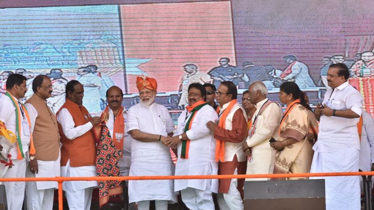 నిర్ణయాలు చేయాల్సింది ఎవరు, జ్యోతిష్యులా: కేసీఆర్పై మోడీ నిర్ణయాలు చేయాల్సింది ఎవరు, జ్యోతిష్యులా: కేసీఆర్పై మోడీ