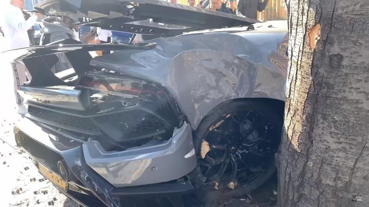 അമിതവേഗതയില് പാഞ്ഞ 4 കോടിയുടെ ലംബോർഗിനി തവിടുപൊടി! അമിതവേഗതയില് പാഞ്ഞ 4 കോടിയുടെ ലംബോർഗിനി തവിടുപൊടി!