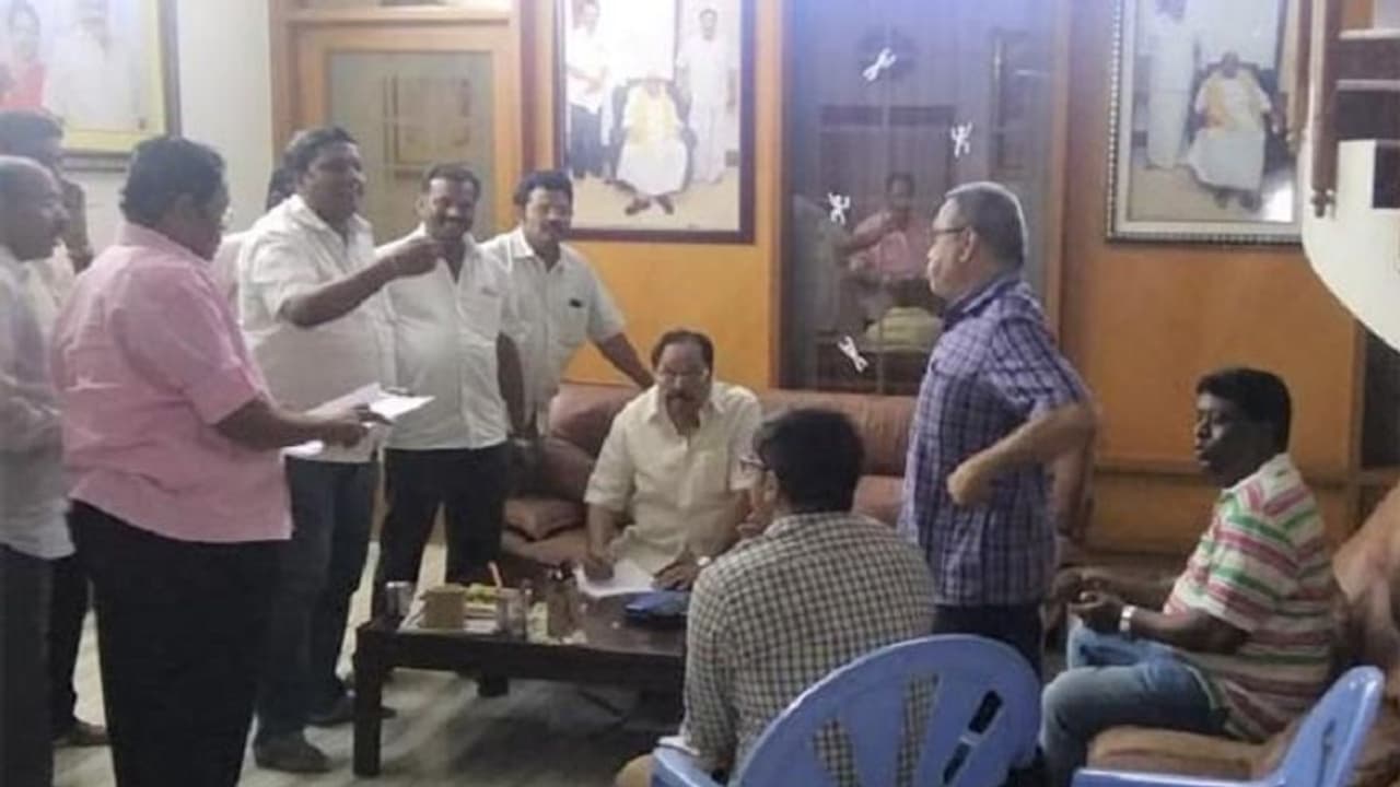 வளைத்து வளைத்து ரெய்டு விடும் வருமான வரித்துறை !! துரை முருகனுக்கு வந்த சோதனை … திமுக அதிர்ச்சி !! வளைத்து வளைத்து ரெய்டு விடும் வருமான வரித்துறை !! துரை முருகனுக்கு வந்த சோதனை … திமுக அதிர்ச்சி !!