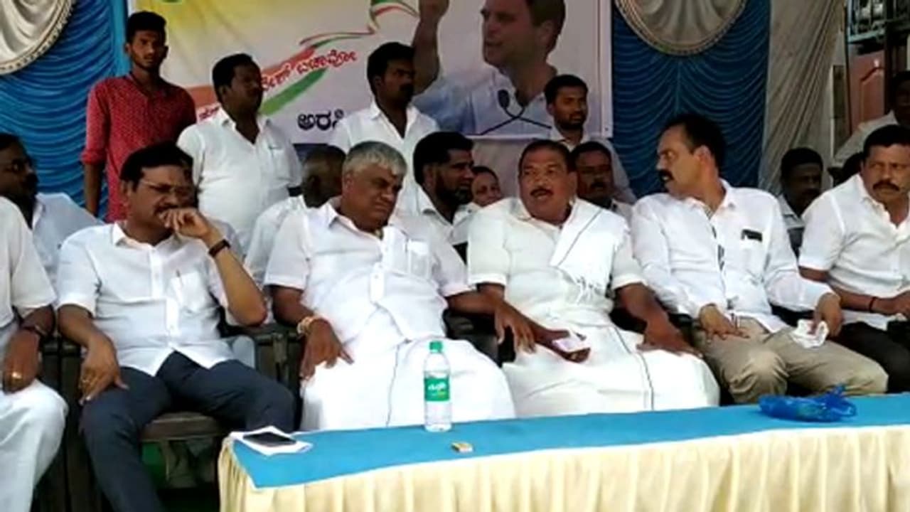 ರೇವಣ್ಣ, ಶಿವರಾಂ ಎದುರೇ ಬಿಜೆಪಿ ಬೆಂಬಲಿಸ್ತೇವೆ ಎಂದ ಕಾಂಗ್ರೆಸ್ಸಿಗರು! ರೇವಣ್ಣ, ಶಿವರಾಂ ಎದುರೇ ಬಿಜೆಪಿ ಬೆಂಬಲಿಸ್ತೇವೆ ಎಂದ ಕಾಂಗ್ರೆಸ್ಸಿಗರು!